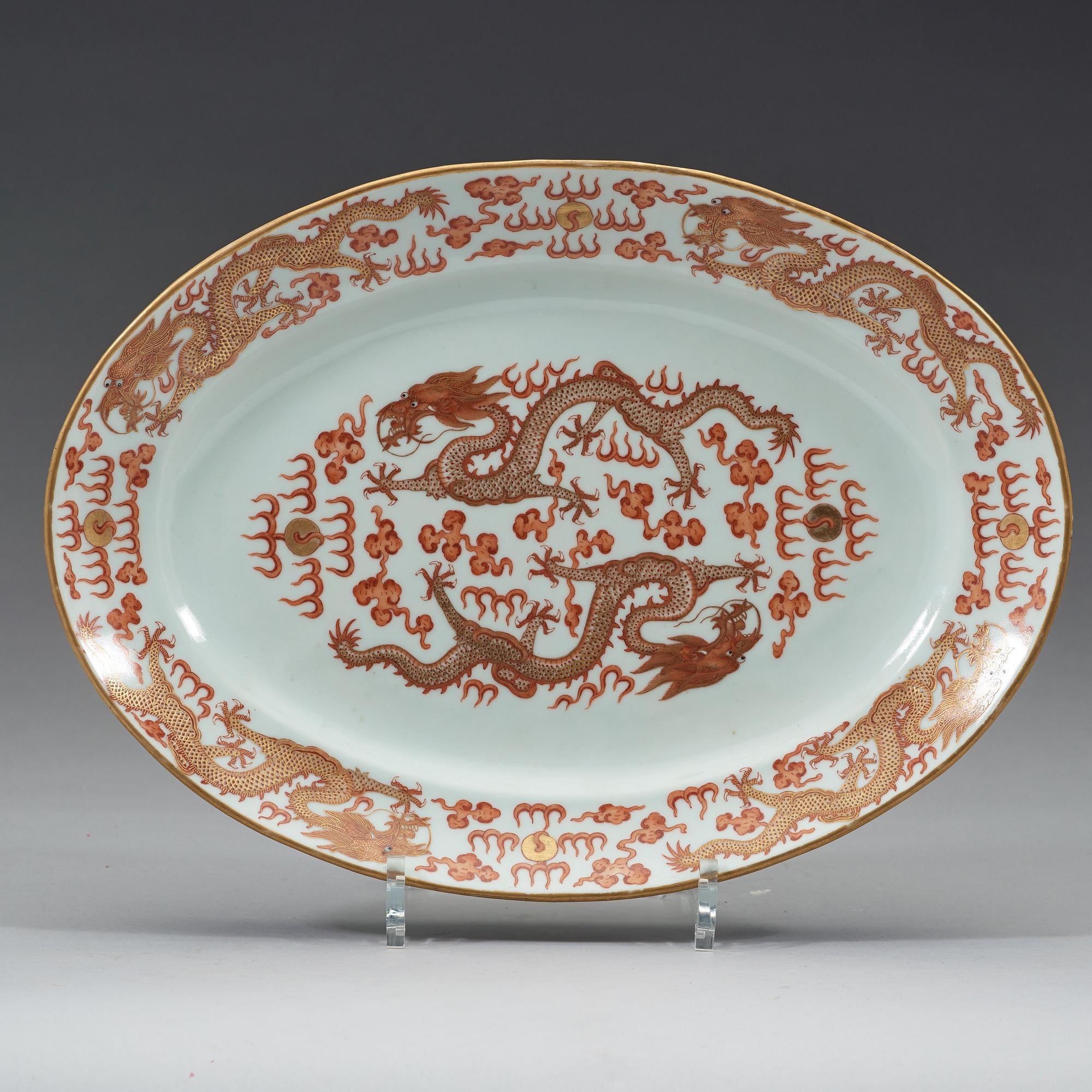Two five-clawed dragon dishes, late Qing dynasty circa 1900, with mark.