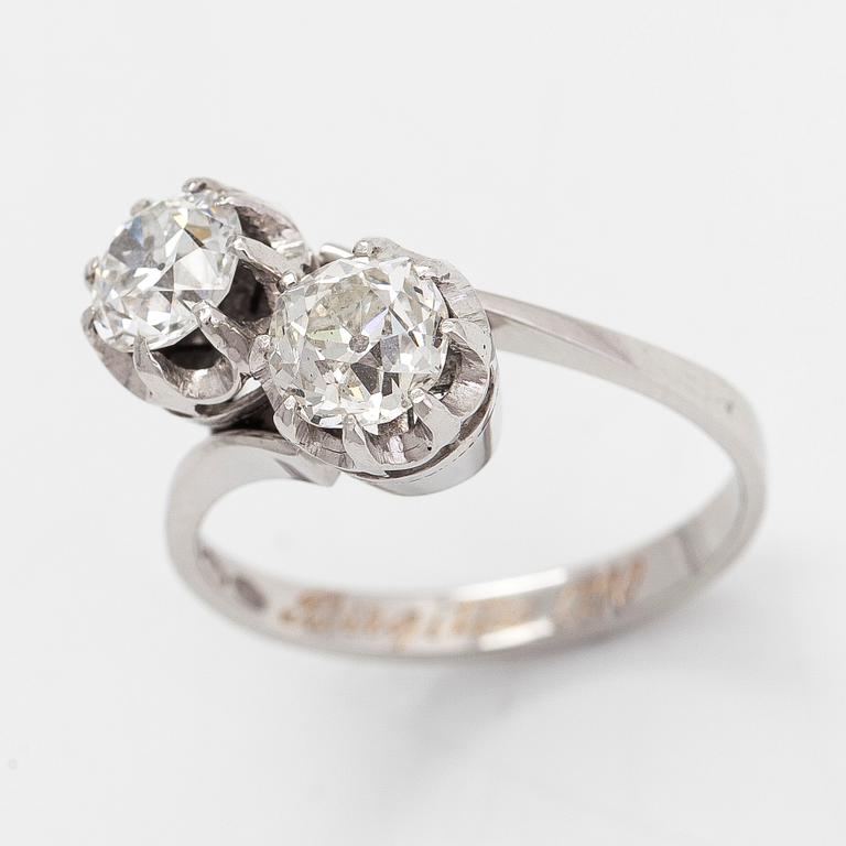 Ring, syskonring, 18K vitguld med två gammalslipade diamanter, totalt ca 2.20 ct. Med Intyg.
