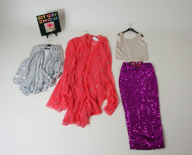 SCENKLÄDER, 4 delar.
Proveniens: Git Gay.