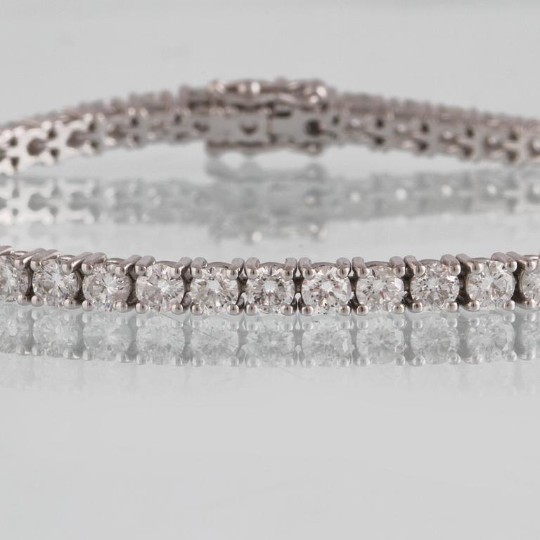 ARMBAND, 18K vitguld med briljantslipade diamanter ca 5,89 ct. Vikt 12,2 gram.