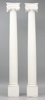 KOLONNER, ett par. Jonisk förebild. 1900-tal.