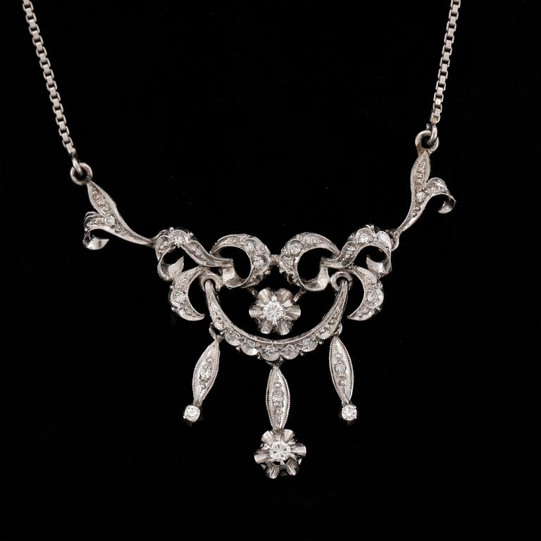 COLLIER, 18k vitguld med diamanter tot ca0,32ct. Vikt 9g.