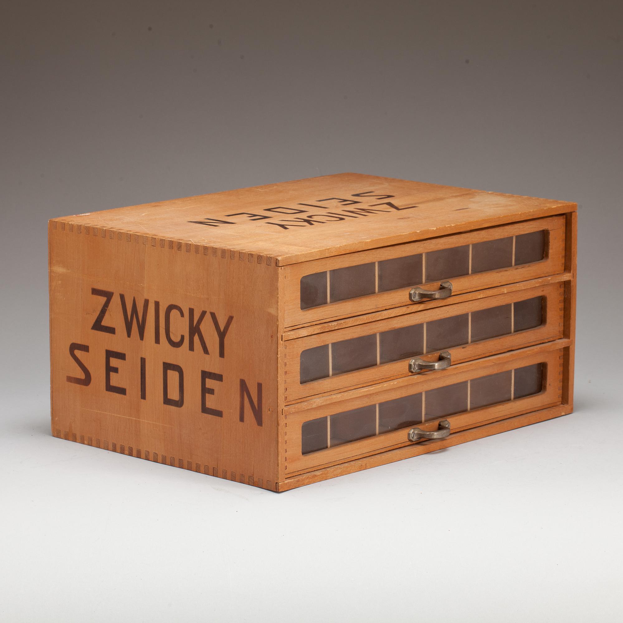 FÖREMÅLSLÅDA/SAMLARLÅDA, "Zwicky Seiden". 1900-talets första hälft.