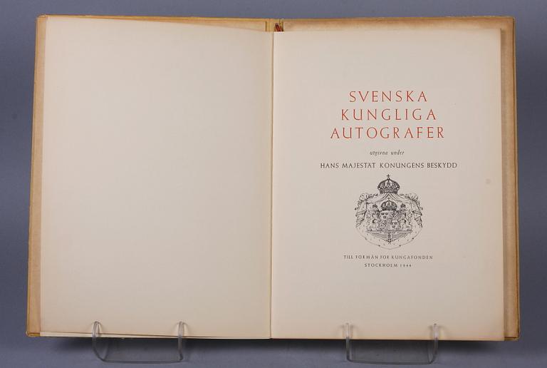 BOK, "Svenska kungliga autografer", Stockholm 1944.