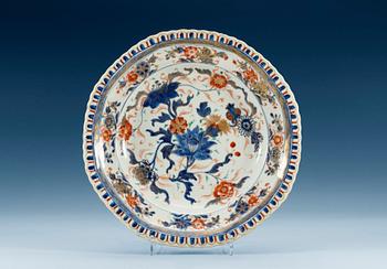 1354. An imari 'pie crust' dish, Qing dynasty, Kangxi (1662-1722).