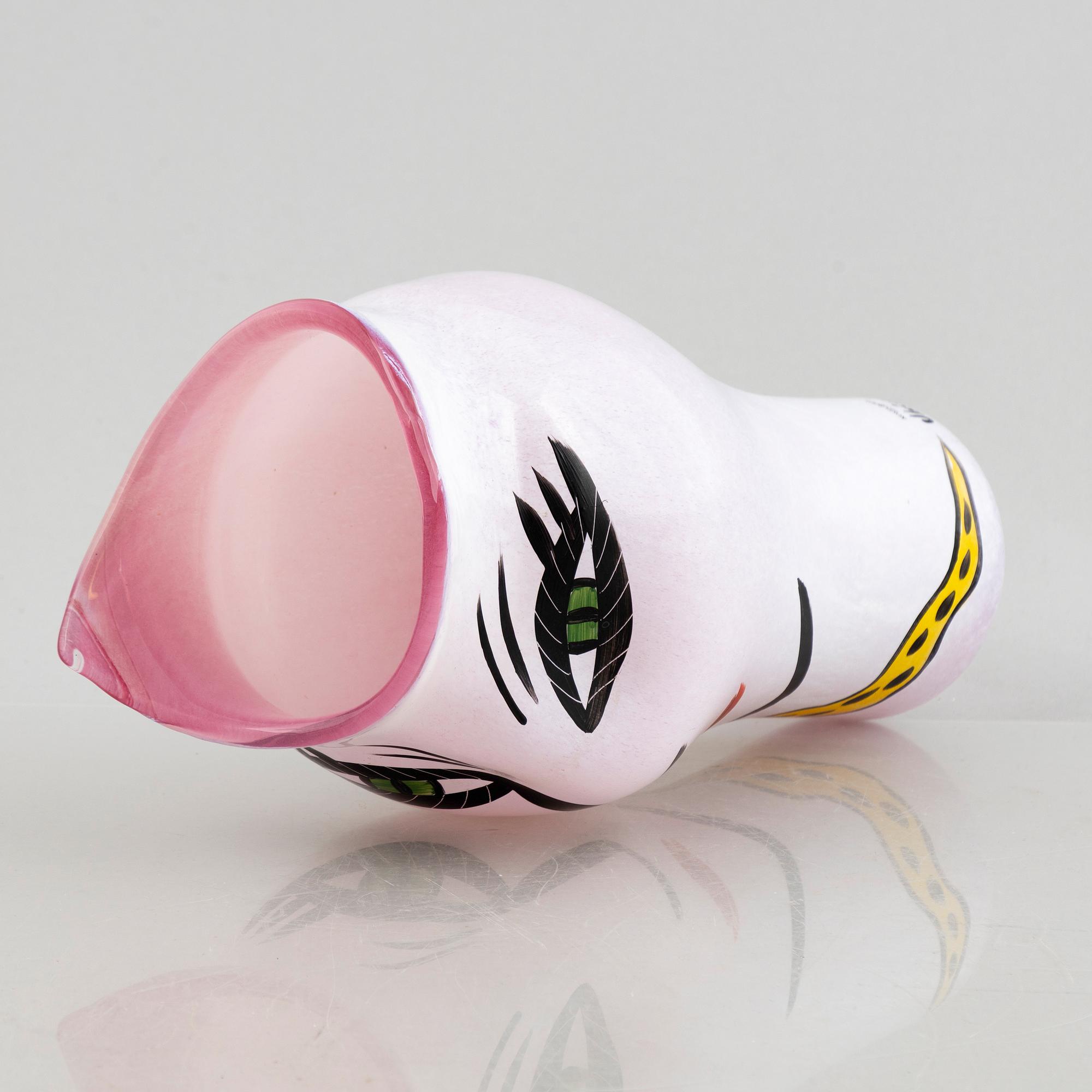 Ulrica Hydman-Vallien, a glass vase, Kosta Boda.