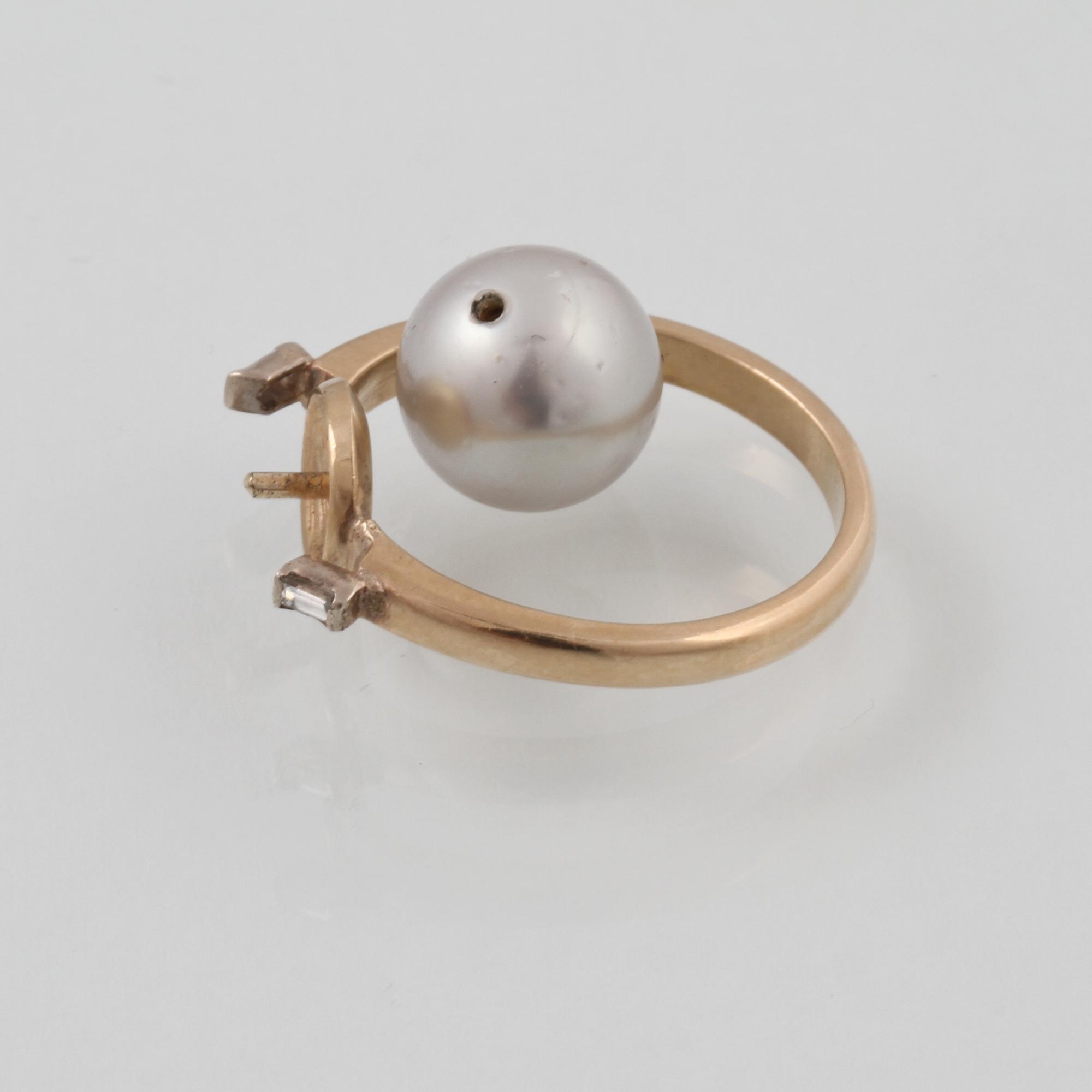 RING, 18K guld med 2 baguettslipade diamanter samt odlad pärla. Vikt 4,2 gram.