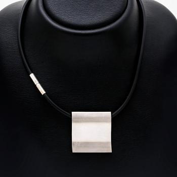 Georg Jensen hänge/brosch på gummi-vajer, sterling silver, ca 4 x 4 cm, längd ca 45 cm, nr 432.