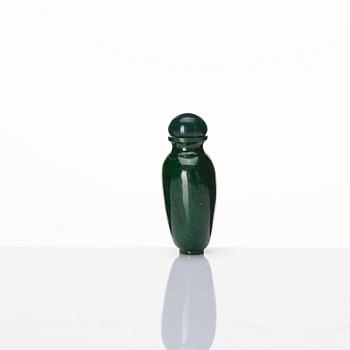 A Chinese jade snuff bottle with stopper, 20th century.