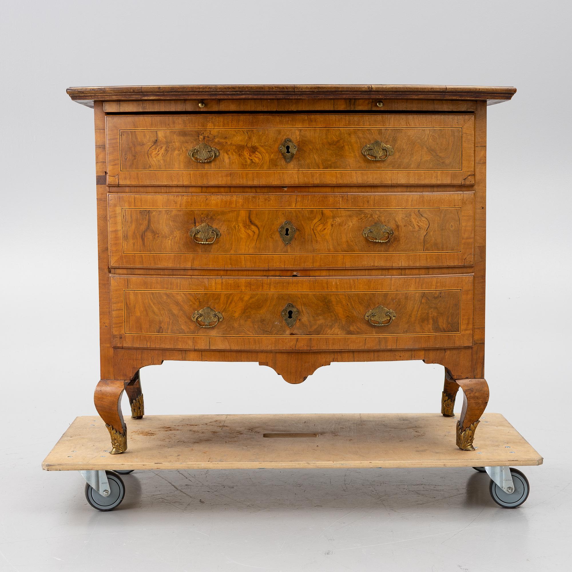 Chest of drawers, late Baroque, mid-18th century.