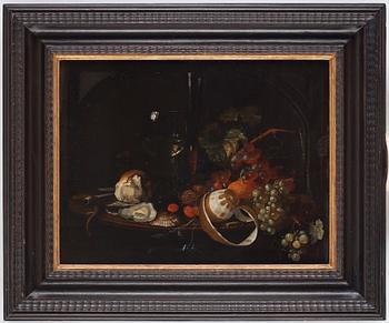 Willem Kalf Hans art, Stilleben med ostron, kritpipa, glas, frukter och insekter.