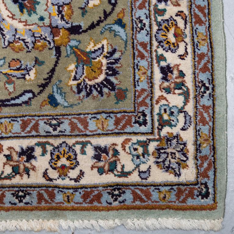 A carpet, an old Kashan, ca 554,5 x 351,5-358 cm, an inscription: Kashan Tavasoli.