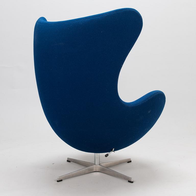 ARNE JACOBSEN, fåtölj, "Ägget/ The Egg Chair", Arne Fritz Hansen 1990-tal.
