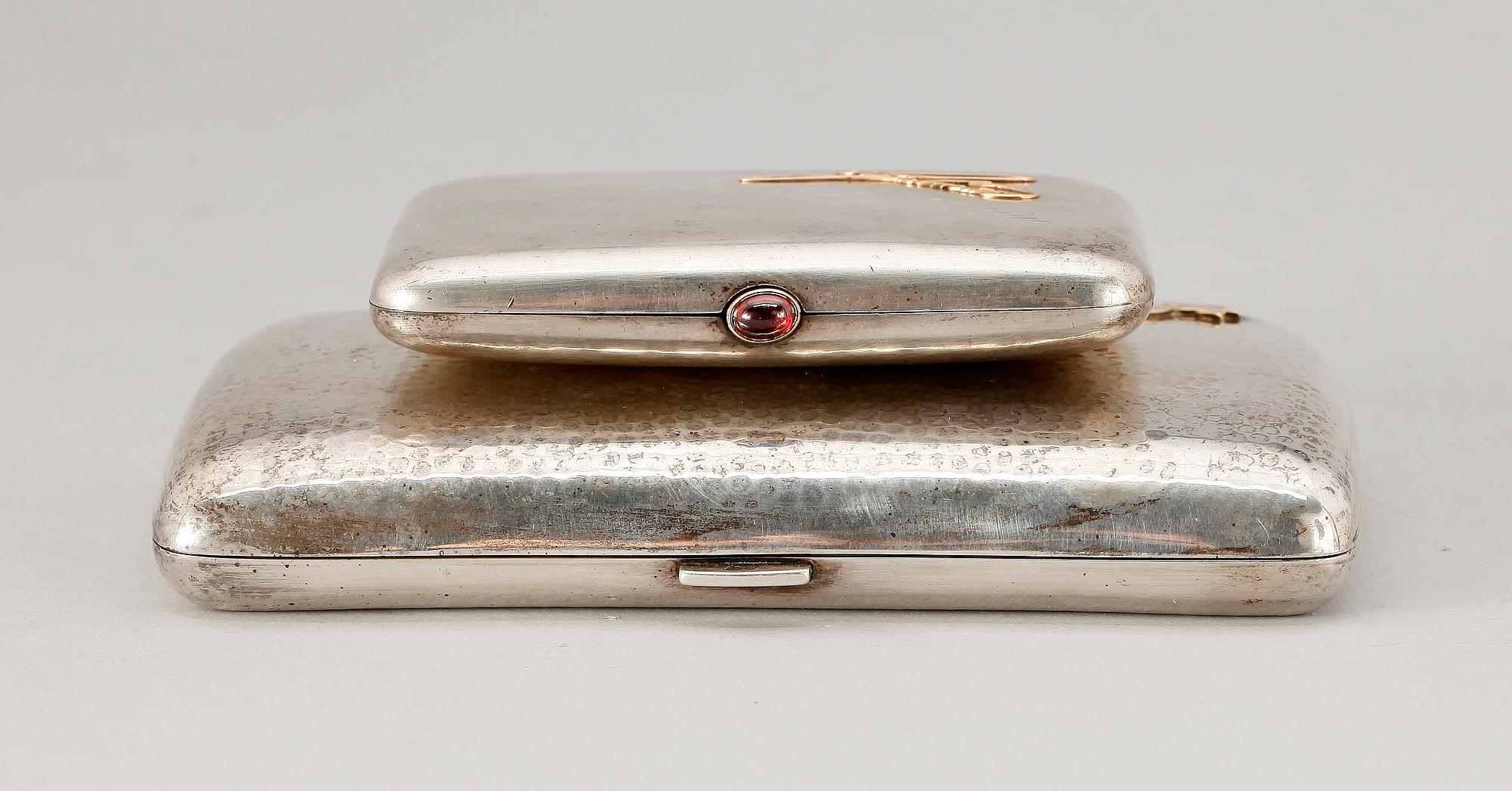 CIGARRETUI samt CIGARETTETUI, silver, bl.a. Cg Hallberg 1918. Tot vikt ca 365 gram.