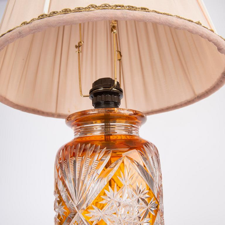 Bordslampa,  1900-talets första hälft möjligen Böhmen, slipat glas.