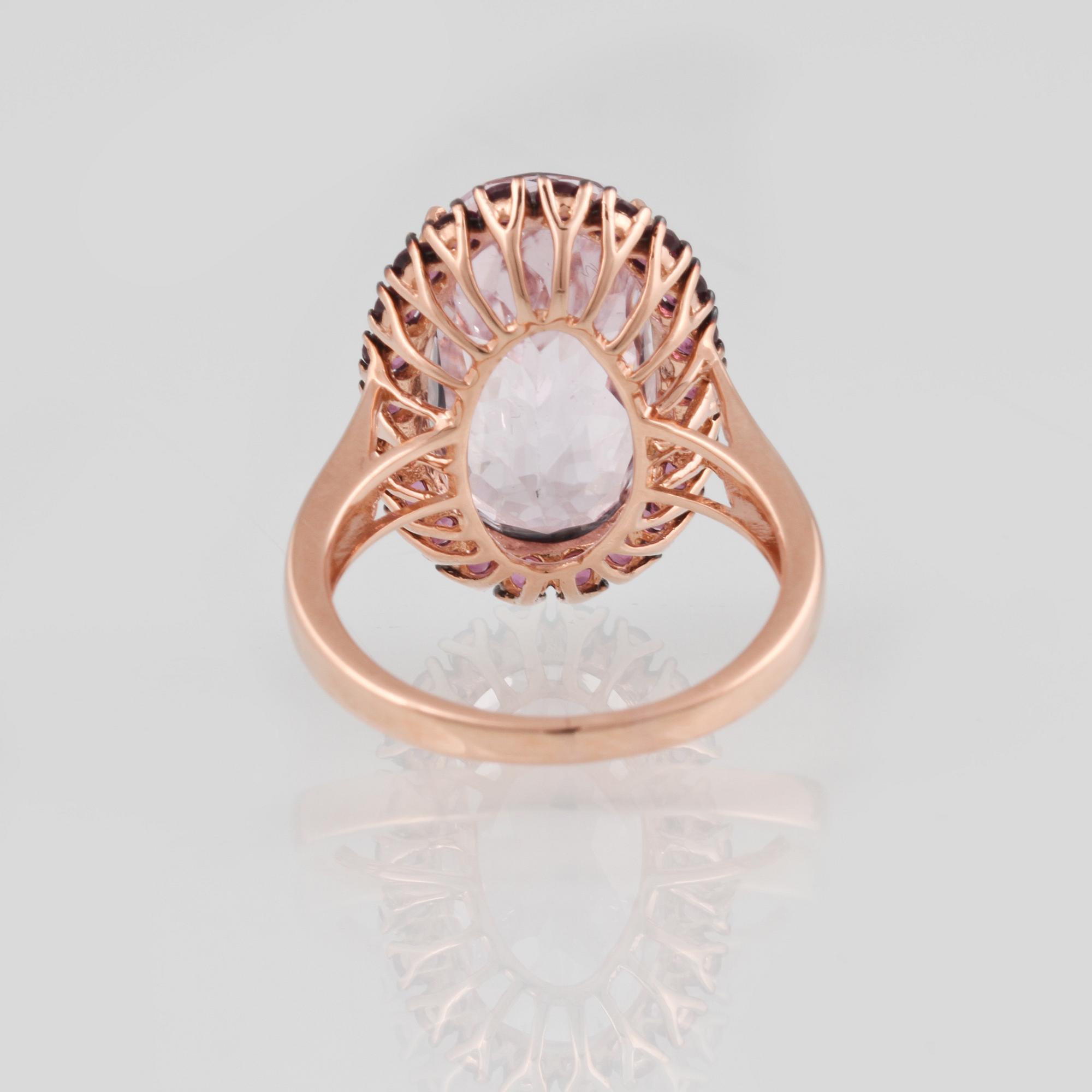 RING, 18K guld med ovalslipad kunzit ca 12.40 ct samt fasettslipade rosa safirer ca 1.15 ct. Vikt 7,2 gram.