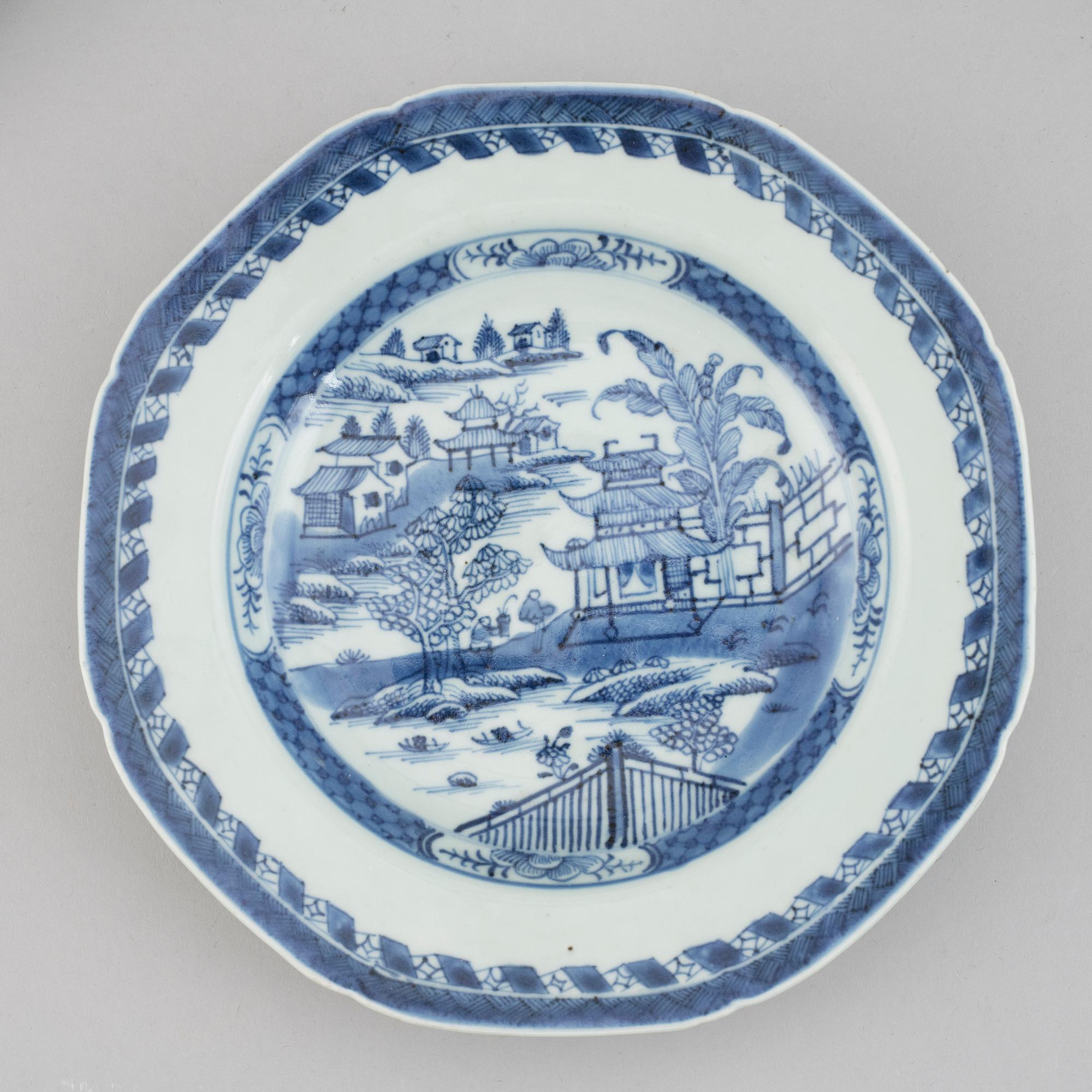 TALLRIKAR, 16 st, kompaniporslin. Qingdynastin, 1700-tal.