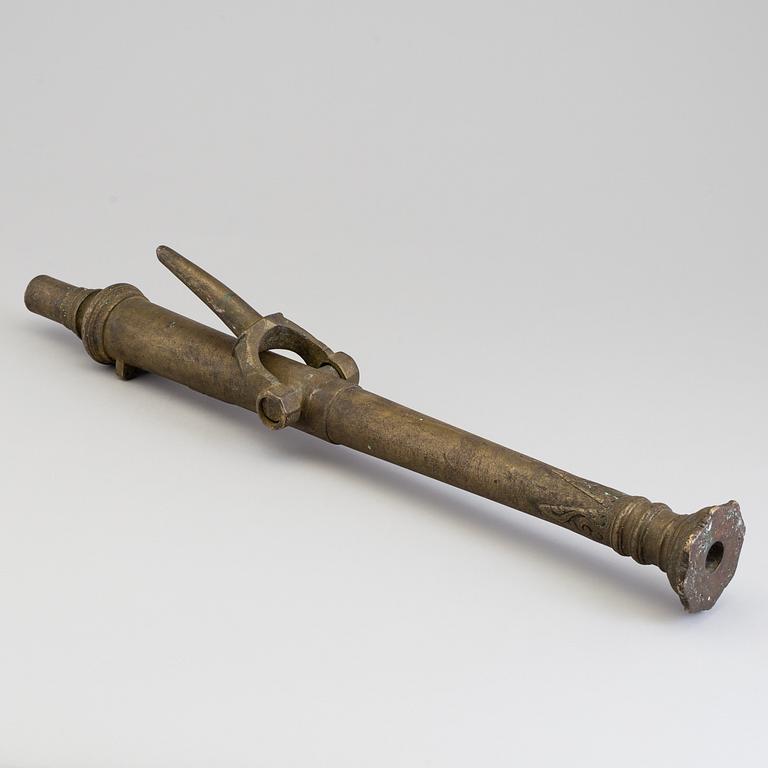 AN EAST ASIAN BRASS BOAT RAIL CANNON, 19th century.