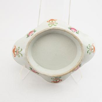 A Chinese porcelain bowl 19th century.