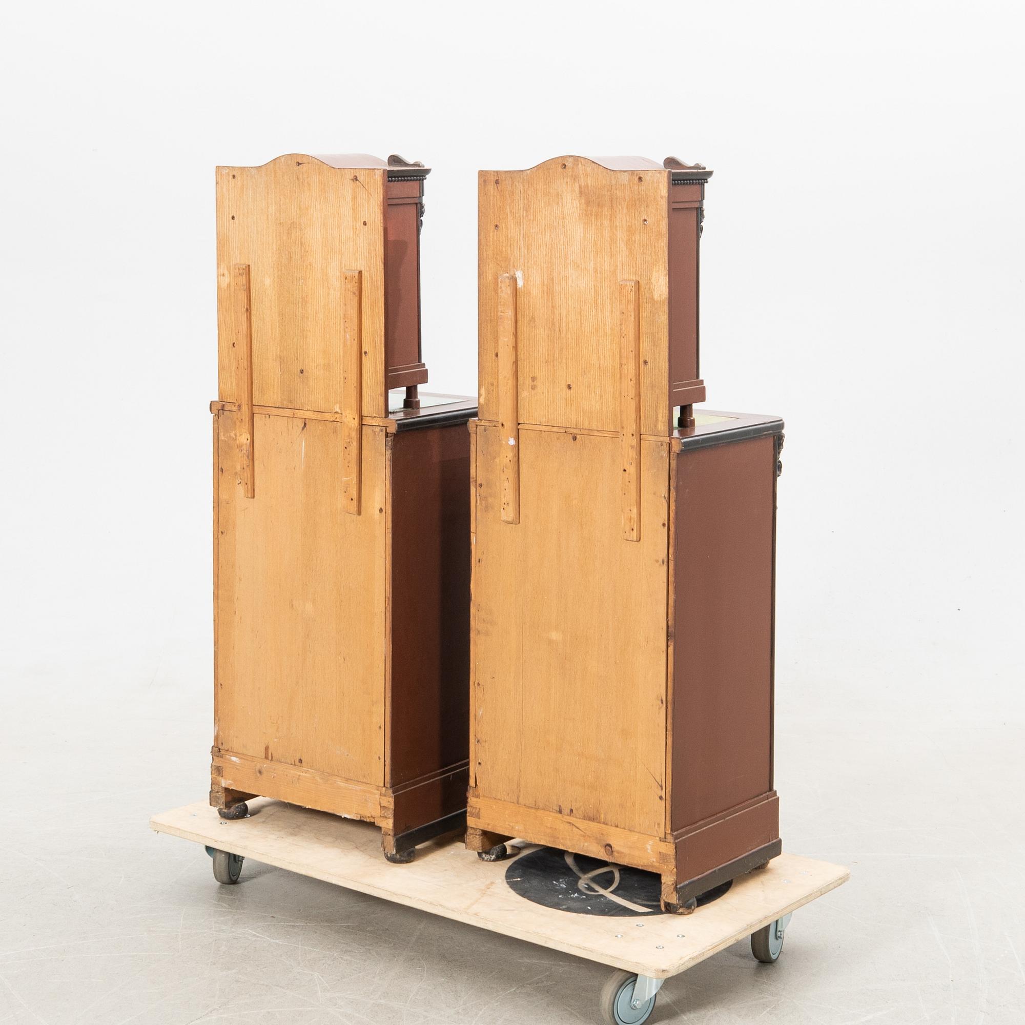 Sängbord ett par Nyrenässans omkring 1900.