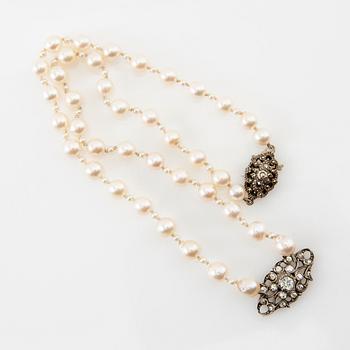 Halsband 2 st av odlade pärlor med lås av silver och strass.
