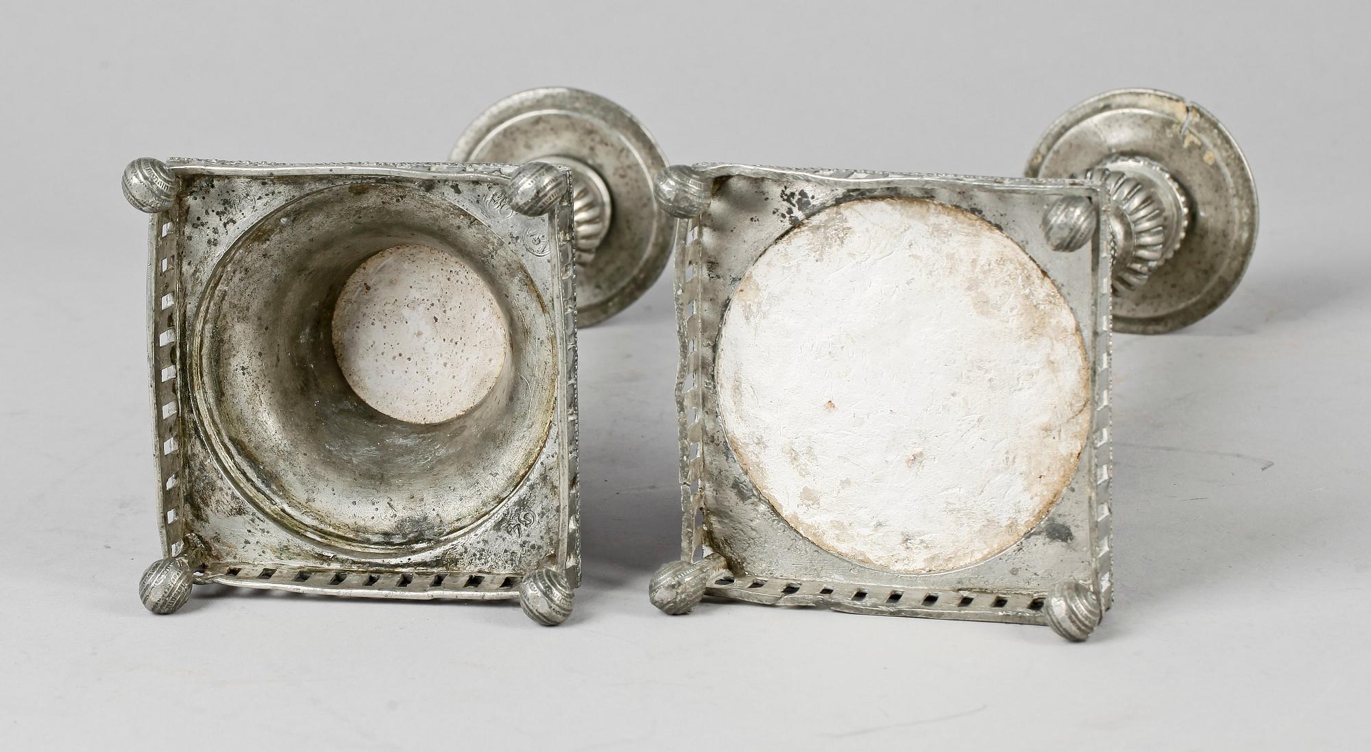 LJUSSTAKAR, 2 st snarlika, tenn, bl a Carl Peter Eckerström, Västerås, 1822. Sengustavianska 1800-talets första hälft.