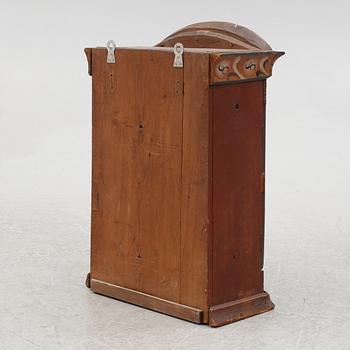 Hängskåp, allmoge, daterat 1817.