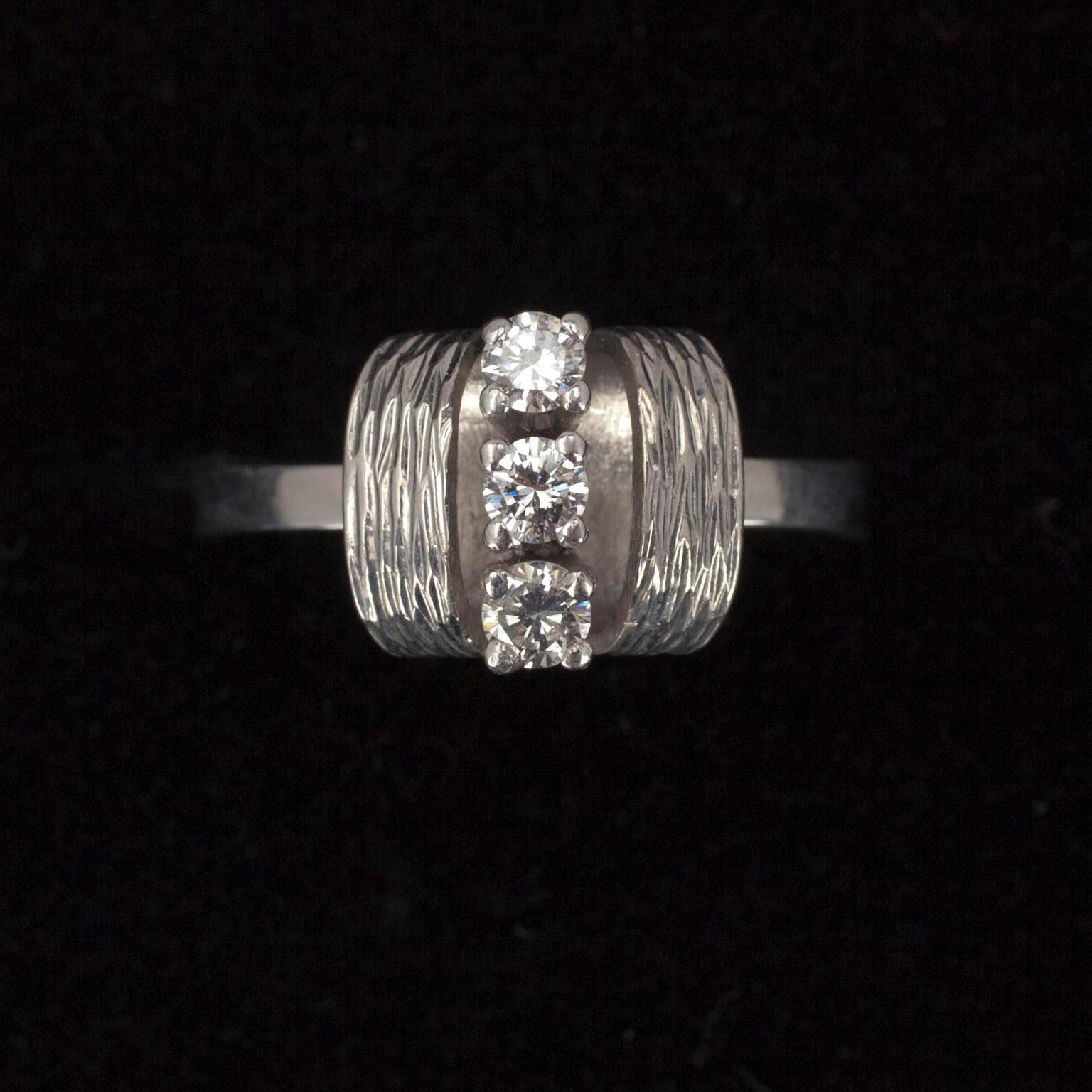 RING, vitguld 14K samt diamanter tot. ca 0,24 ct. Tot. vikt ca 3,5 g.