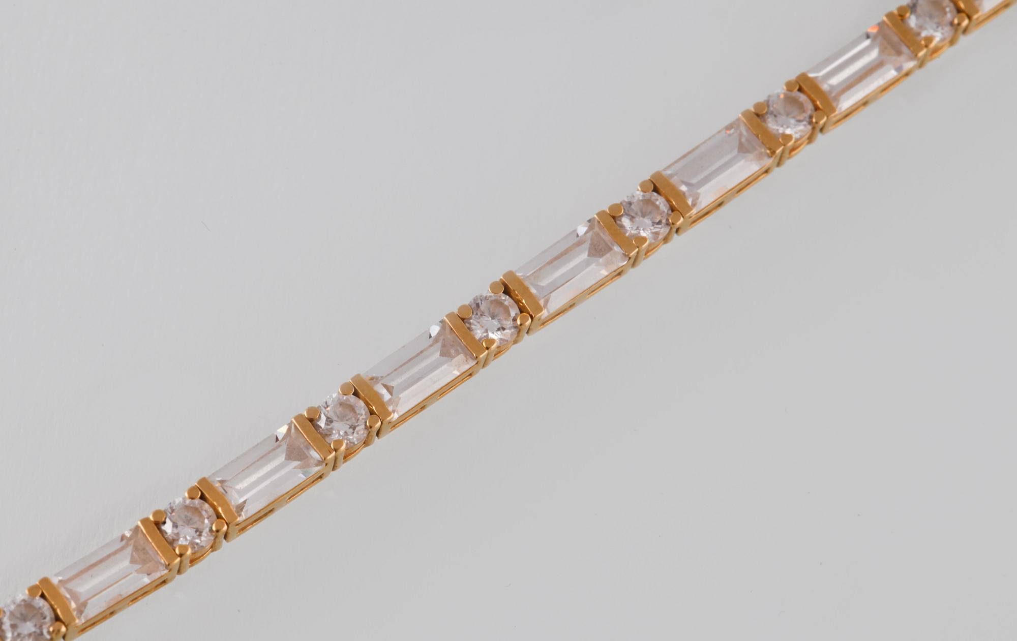 ARMBAND, 18K guld med briljant och baguettslipade vita safier. Vikt 12,1 gram.