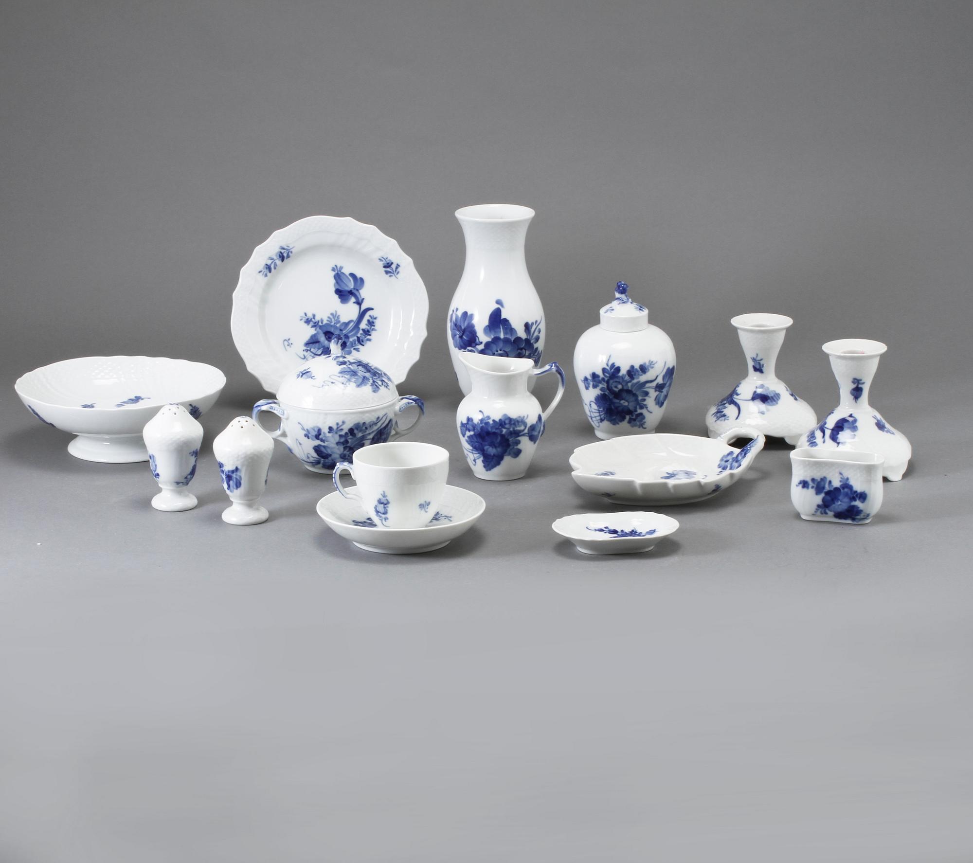 SERVISDELAR, 37 st, porslin, "Blå blomst", Royal Copenhagen, 1900-talets andra hälft.