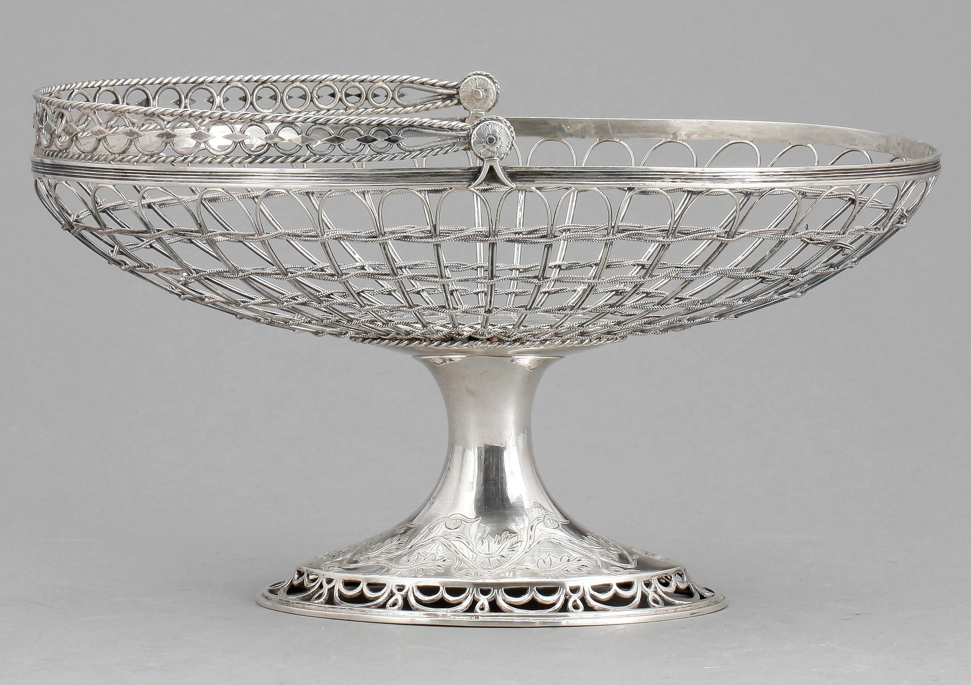 KORG, silver, empire, troligen Stockholm, 1816. Vikt 334 g.
