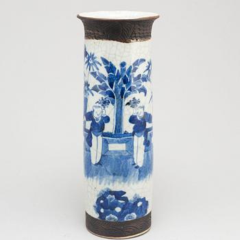 A blue and white pot and vase, Qing dynasty, late 19th century.