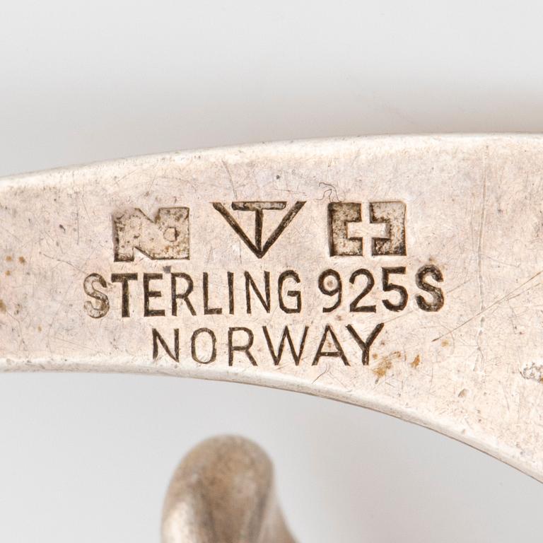 TONE VIGELAND, örhängen, "Slynge – Sling", PLUS Sølvstue, Norway Silver Designs,