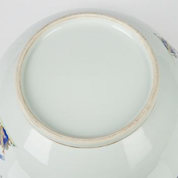 A Chinese armorial punch bowl with the Swedish arms of Wirsén, circa 1900.