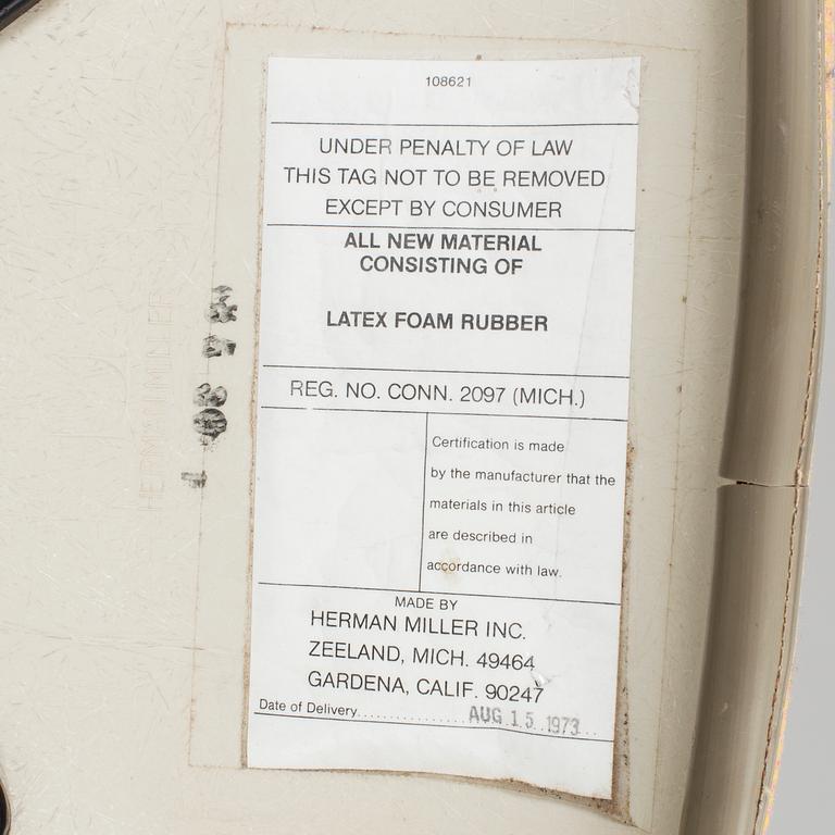 A CHARLES & RAY EAMES SWIWEL CHAIR FOR HERMAN MILLER, 1973.