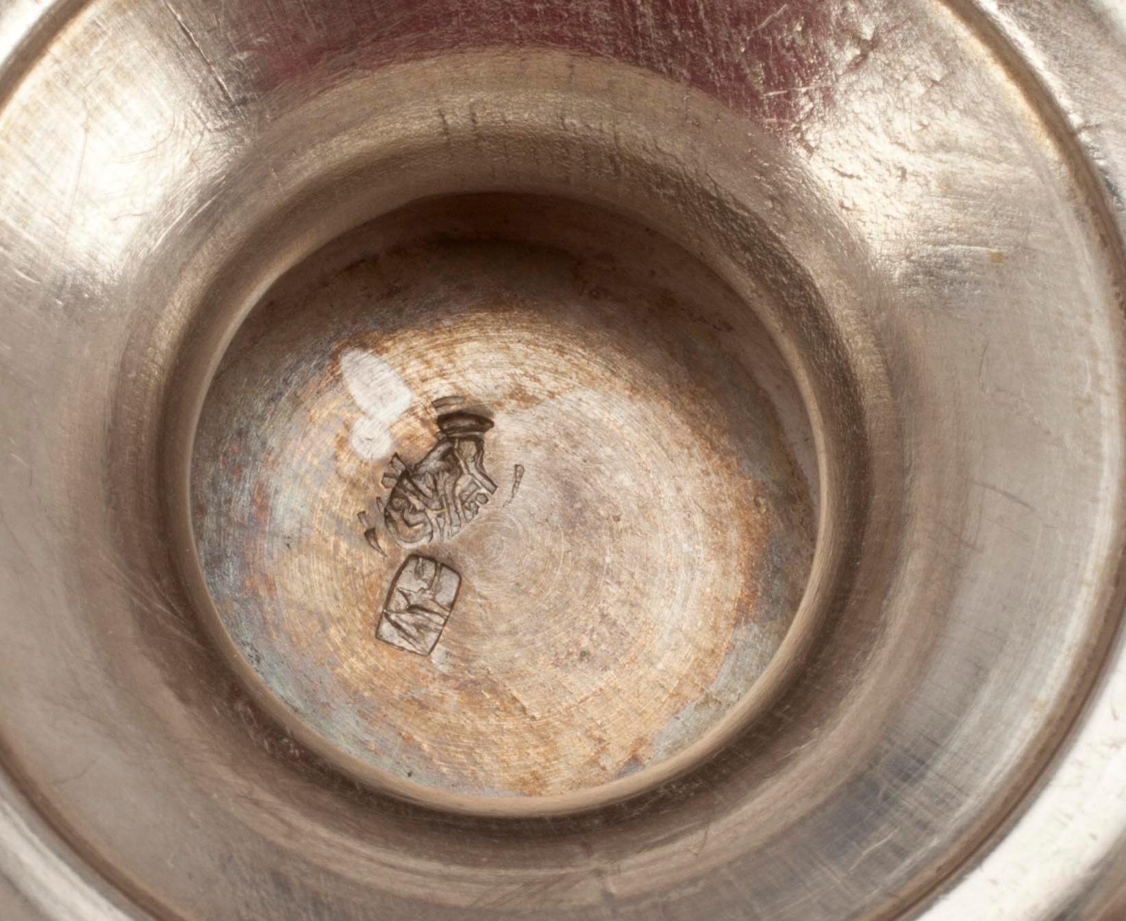 VAS + SERVERINGSBESTICK, 6 delar. Silver, stål. Vasen troligen Turkiet, besticken Tyskland. Totalvikt 245 g.