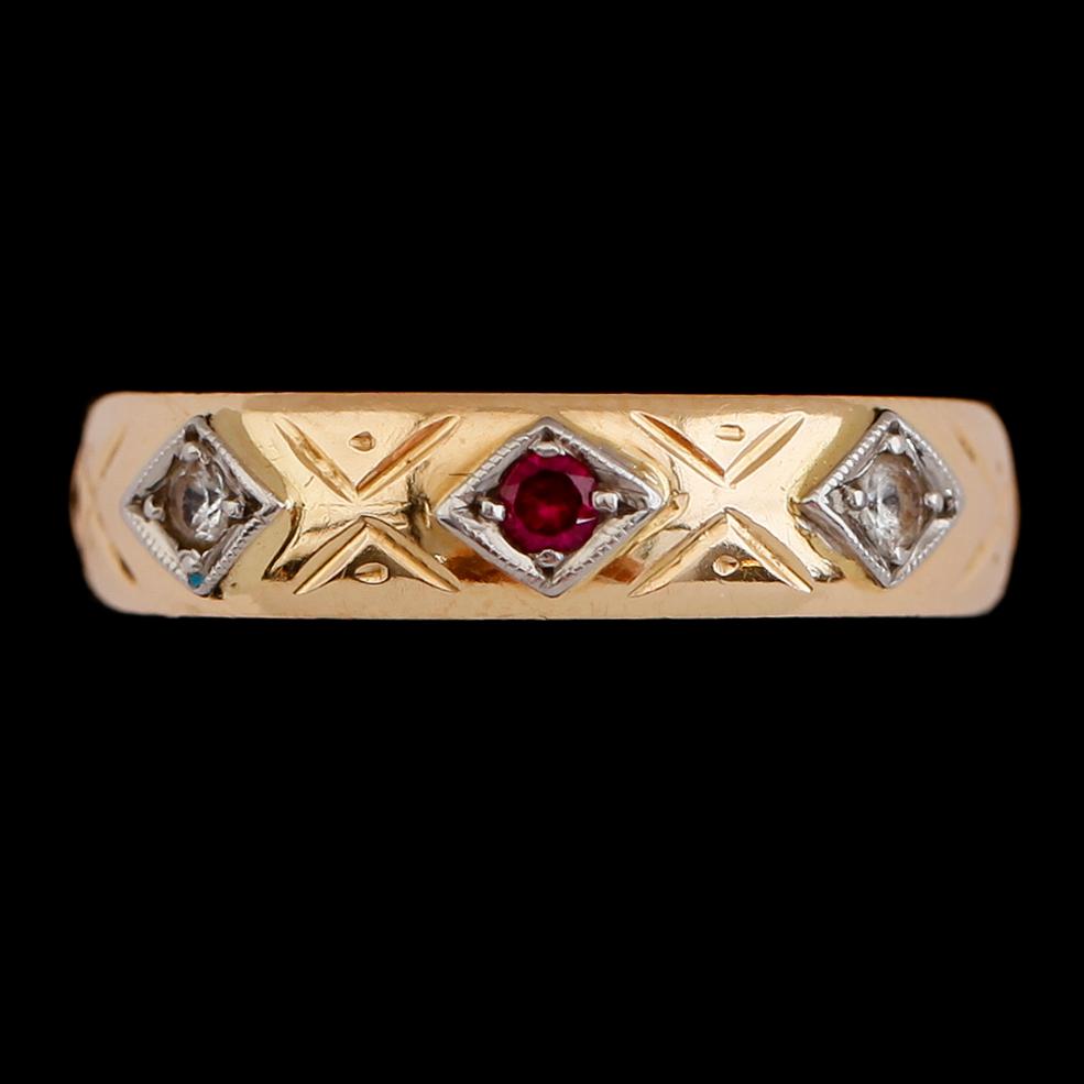 RING, 18 k guld, rubin och vita stenar, svenska stämplar 1903. Total vikt 3 g.