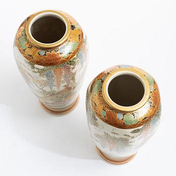 A pair of Japanese Satsuma vases, 20th century. Signed.