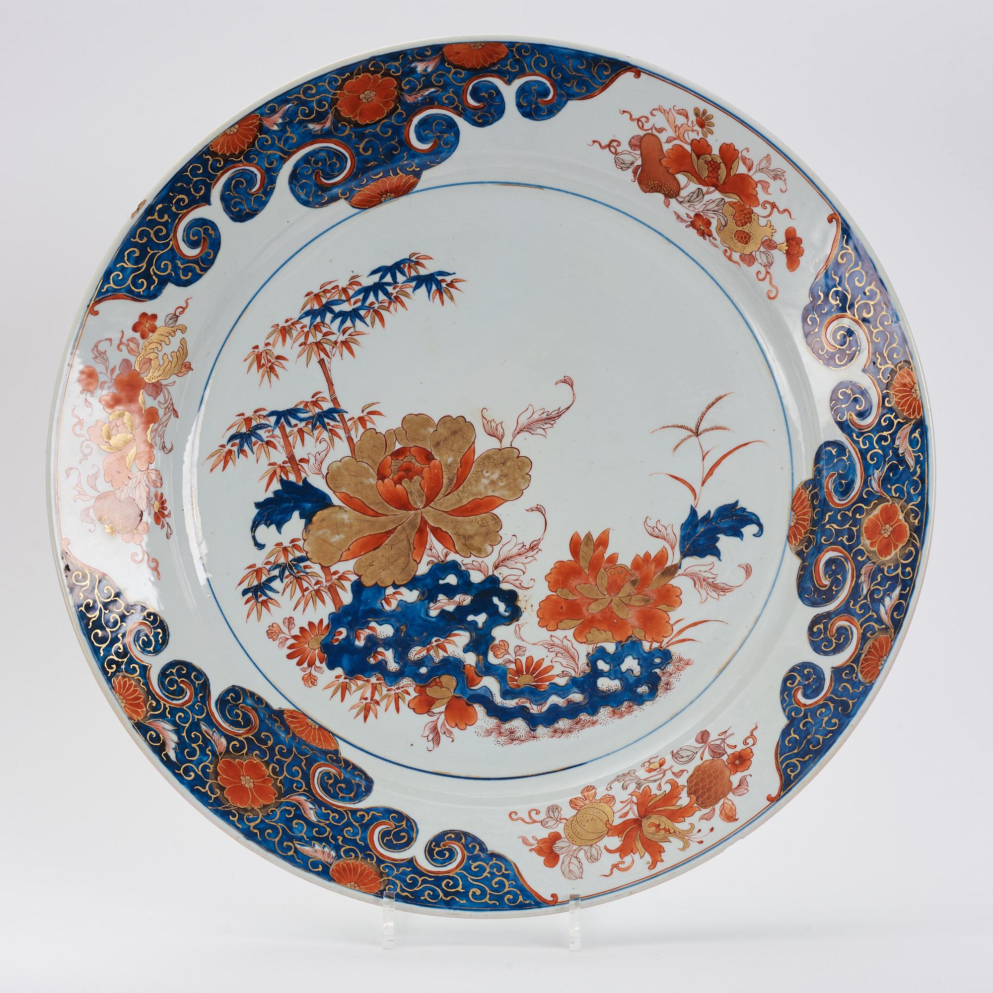 A part imari dinner service, Qing dynasty, early 18th Century. (4 pieces).