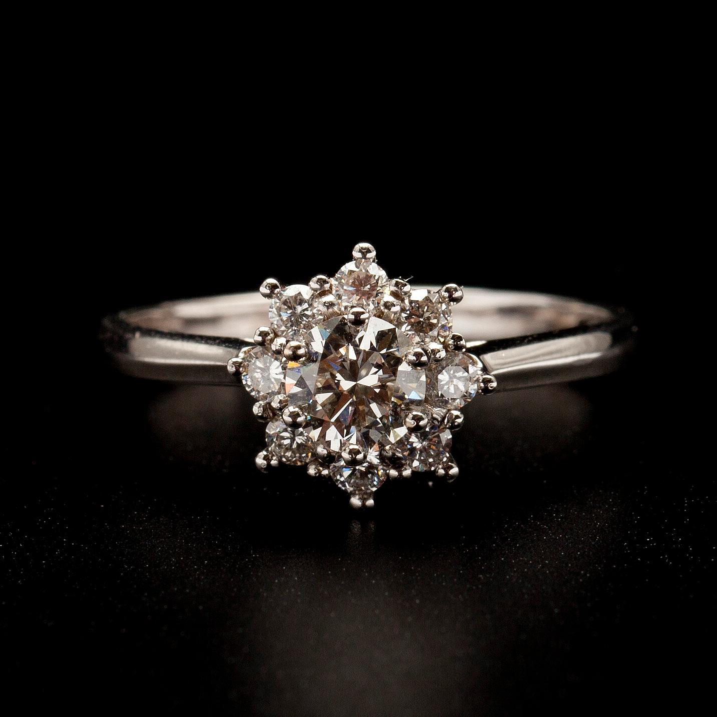 RING, vitguld 18K, briljantslipade diamanter tot. 0,70 ct. Vikt  2,77 g.