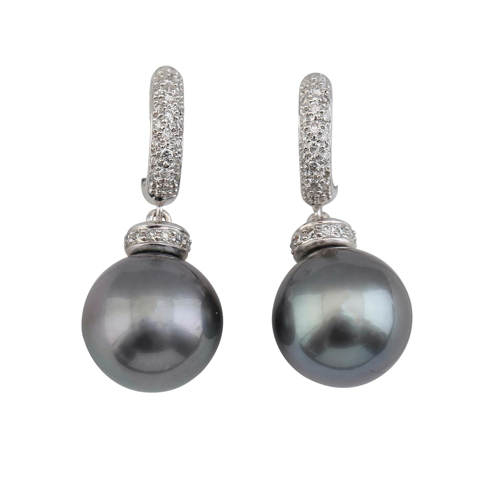 ÖRHÄNGEN, 14K vitguld, tahitipärlor och diamanter tot ca 0.28 ct. Vikt ca 8 g.