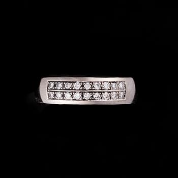 RING, 14K vitguld, briljantslipade diamanter. Vikt ca 2,8 g.