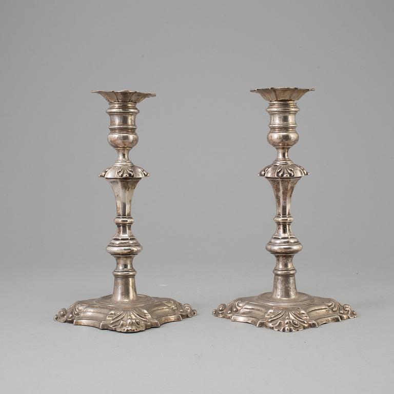 A matched pair of English 18th century silver candlesticks, mark of Paul de Lamerie and David Willaume, London 1748.