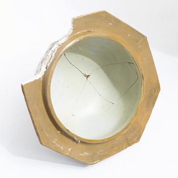 Urna med lock, porslin. Japan, Edo perioden (1603-1868).