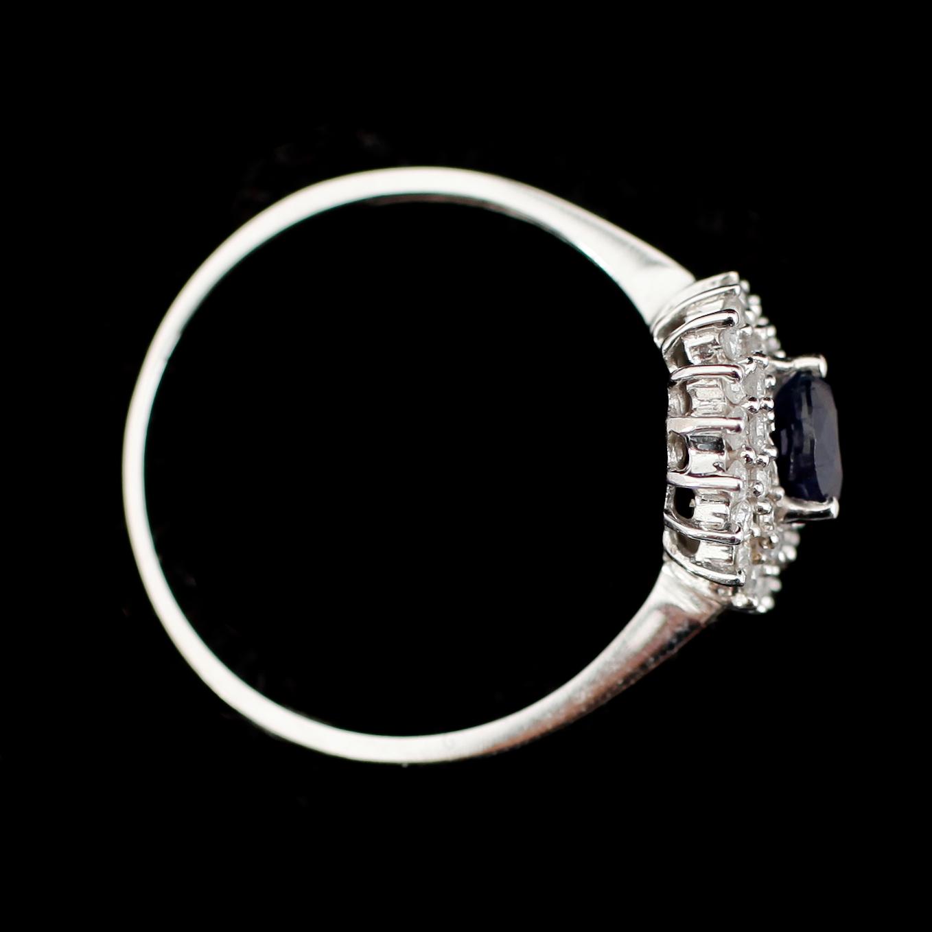 RING, 14 k vitguld, blå safir ca 1,04 ct, diamanter tot ca 0,50 ct.