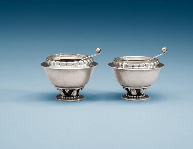 A pair of Georg Jensen salt cellars with spoons, Copenhagen 1925-33.