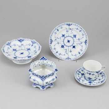 ROYAL COPENHAGEN, 25 psc porcelaine 'Musselmalet'.