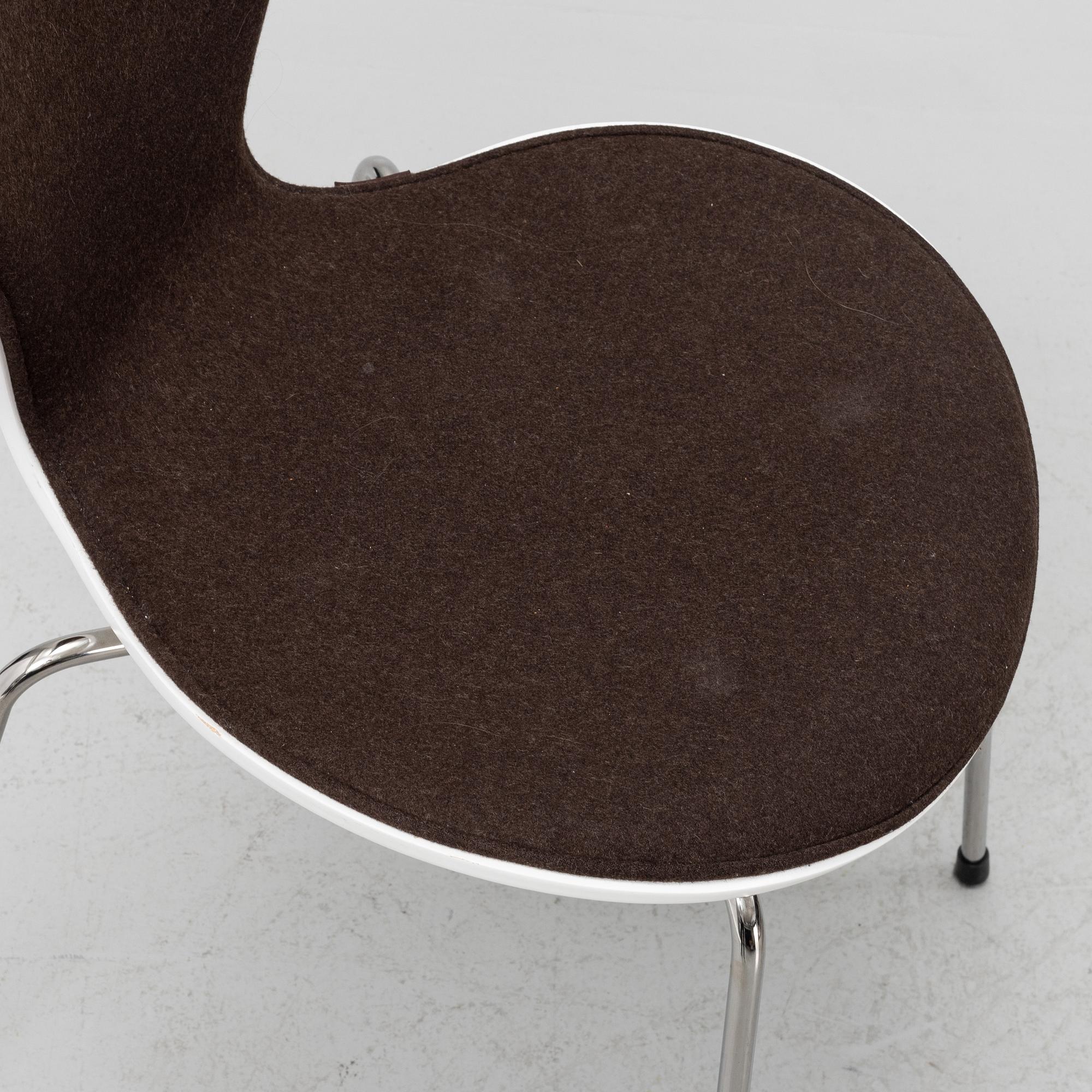 Arne Jacobsen, a set of four 'Series 7' chairs, Fritz Hansen 2013.