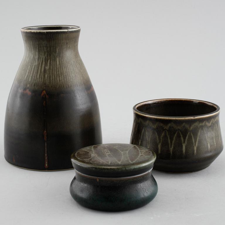A vase, a bowl and a jar with lid in ceramic, designed by Carl-Harry Stålhane for Rörstrand, Ateljé, 1950/60s.