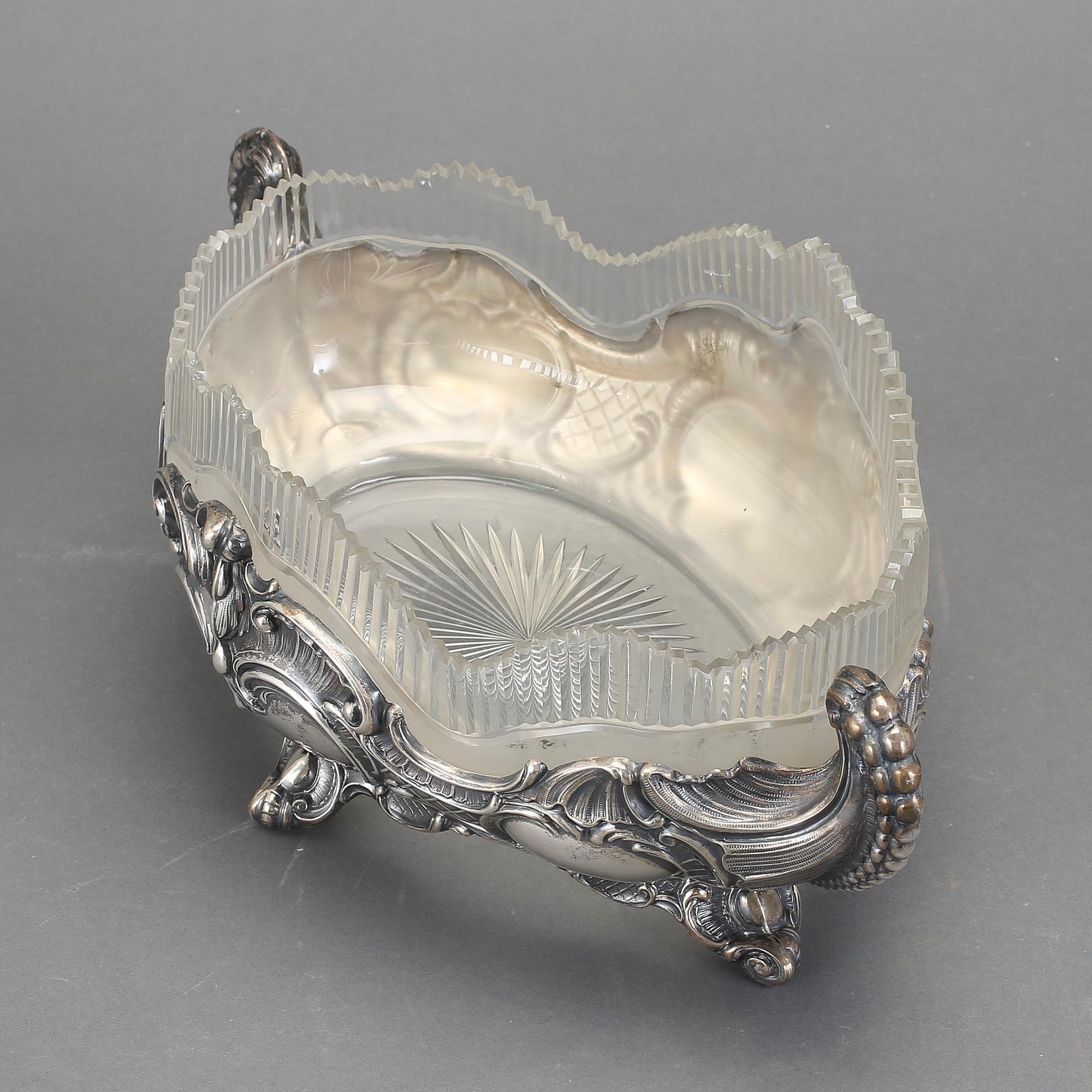 JARDINJÄR, silver och glas. CG Hallberg, Stockholm 1896. Nyrokoko. Silvrets vikt ca 446 gram.